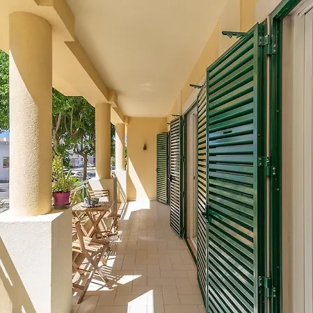 Bright, Spacious 2 Bedroom Near The Apartmán *