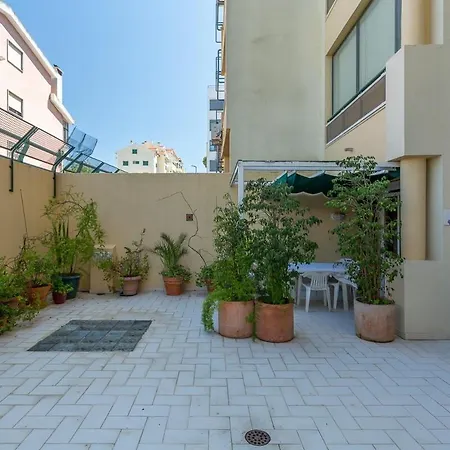 Bright, Spacious 2 Bedroom Near The * Parede