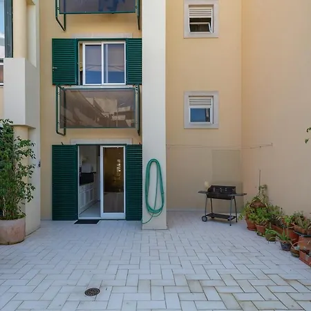 Bright, Spacious 2 Bedroom Near The Apartmán *