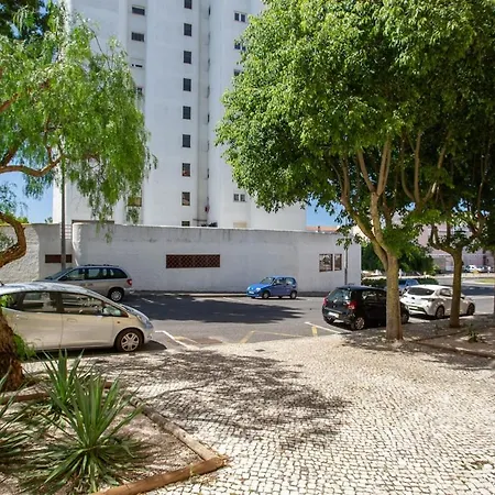 Apartmán Bright, Spacious 2 Bedroom Near The Parede