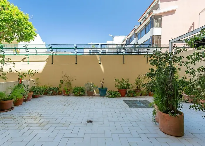 Bright, Spacious 2 Bedroom Near The Parede