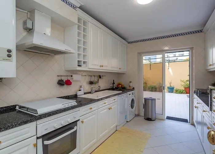 Apartmán Bright, Spacious 2 Bedroom Near The