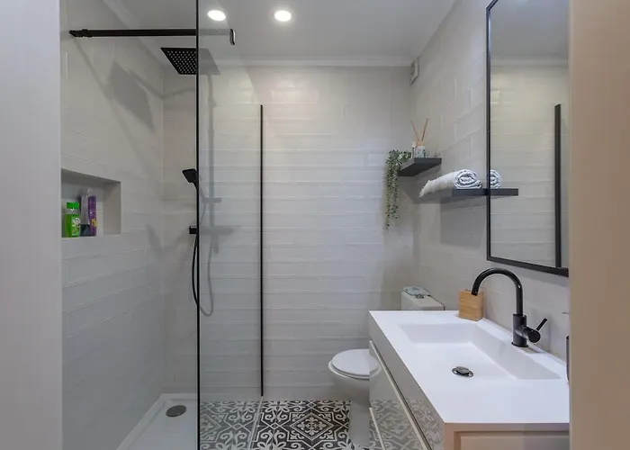 Bright, Spacious 2 Bedroom Near The