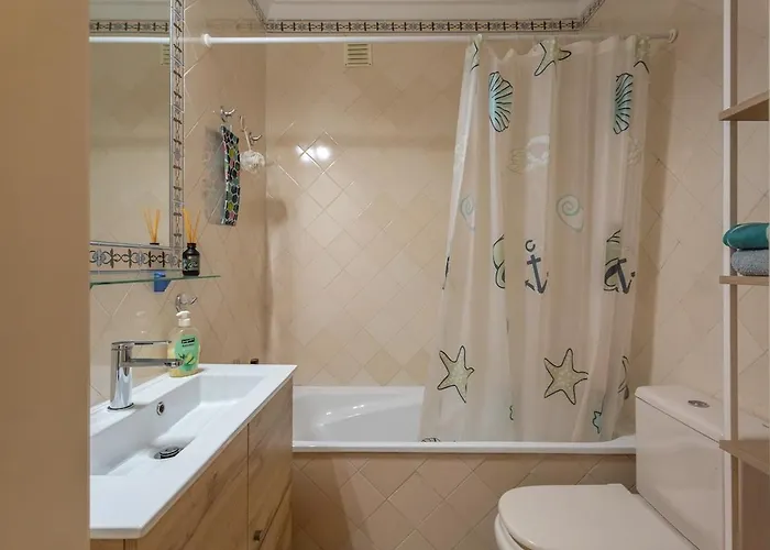 Bright, Spacious 2 Bedroom Near The Apartmán *