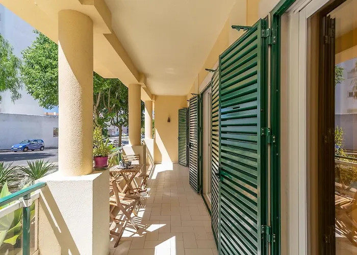 Bright, Spacious 2 Bedroom Near The Apartmán *