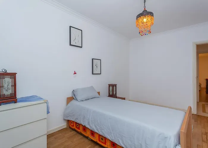 Apartmán Bright, Spacious 2 Bedroom Near The *