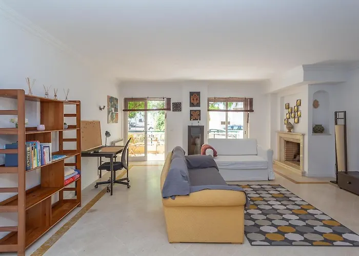 Bright, Spacious 2 Bedroom Near The Apartmán Parede