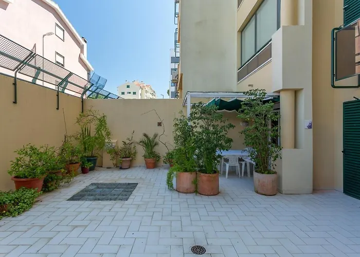 Bright, Spacious 2 Bedroom Near The * Parede