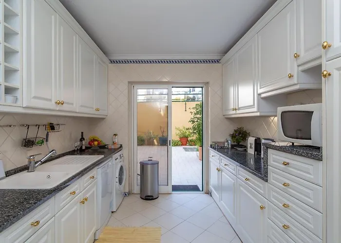 Bright, Spacious 2 Bedroom Near The * Parede