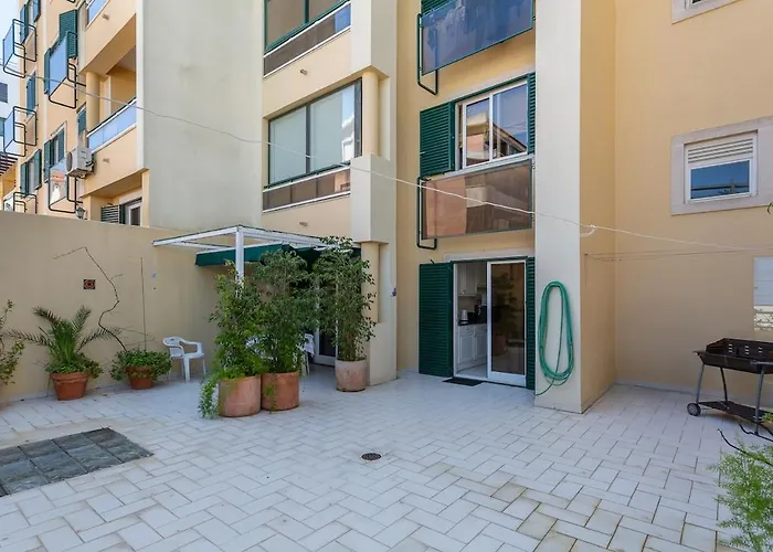 Apartmán Bright, Spacious 2 Bedroom Near The
