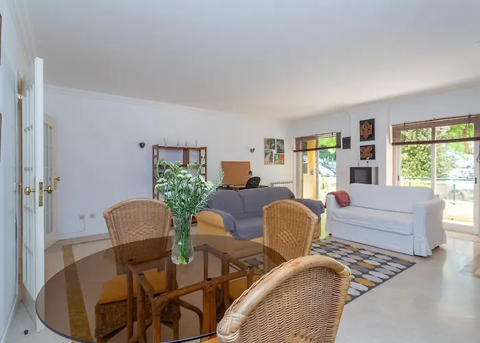 Apartmán Bright, Spacious 2 Bedroom Near The *