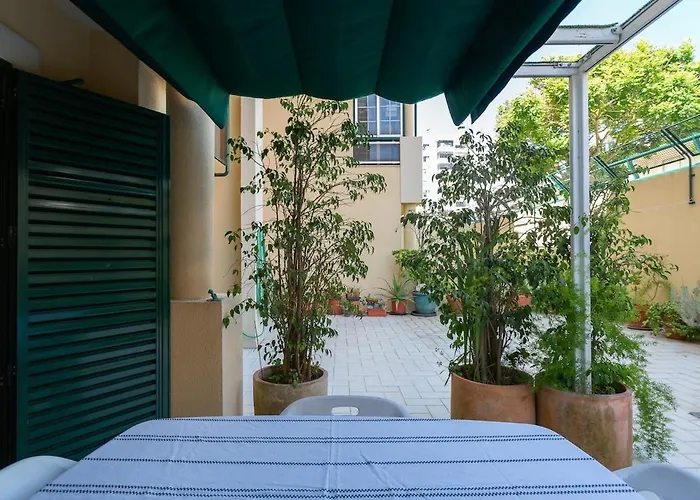 Bright, Spacious 2 Bedroom Near The *