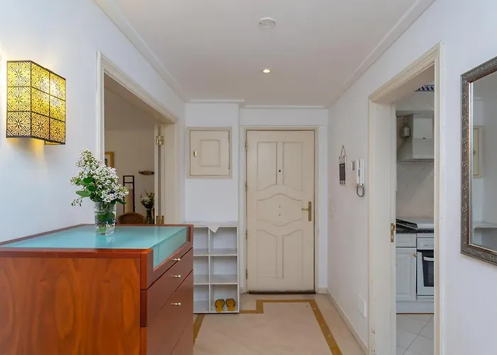 Bright, Spacious 2 Bedroom Near The * Parede