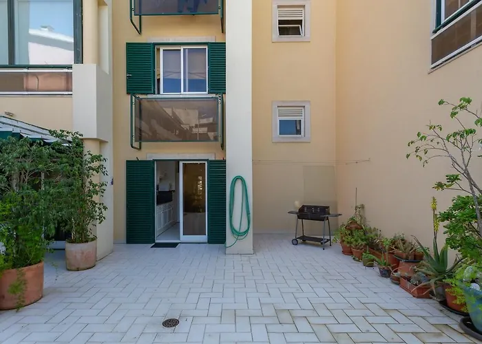Bright, Spacious 2 Bedroom Near The Apartmán *
