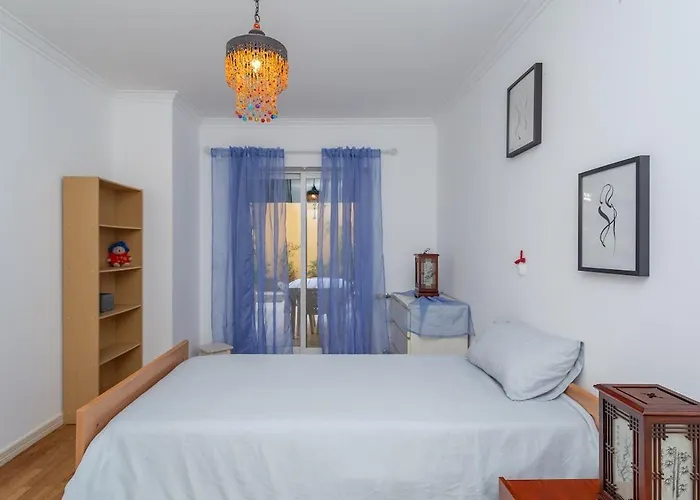 Bright, Spacious 2 Bedroom Near The Apartmán