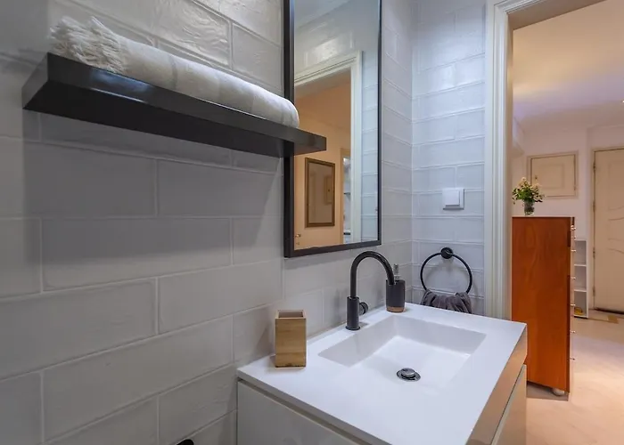 Bright, Spacious 2 Bedroom Near The Parede
