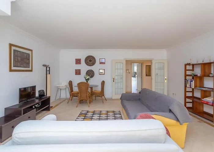 Bright, Spacious 2 Bedroom Near The Apartmán
