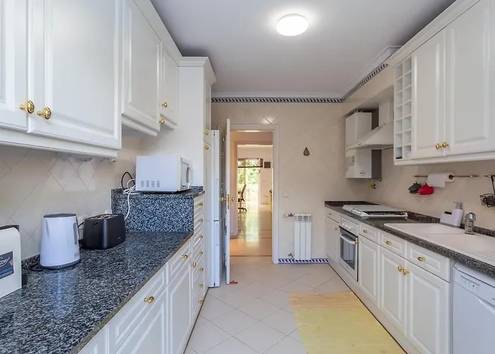 Apartmán Bright, Spacious 2 Bedroom Near The Parede