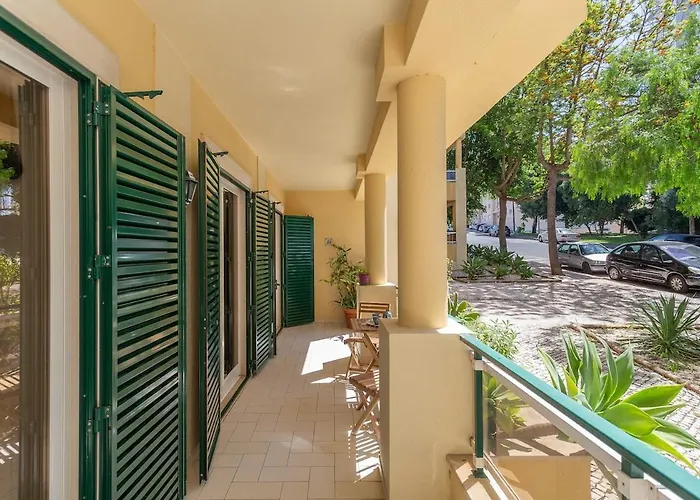 Bright, Spacious 2 Bedroom Near The *