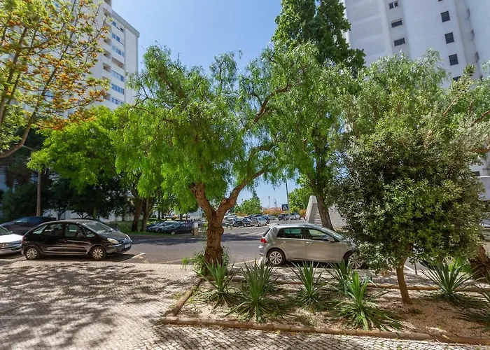 Bright, Spacious 2 Bedroom Near The * Parede