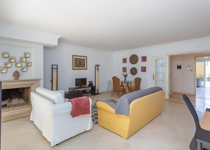 Bright, Spacious 2 Bedroom Near The Apartmán Parede