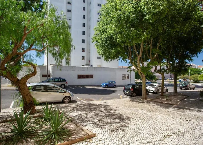 Apartmán Bright, Spacious 2 Bedroom Near The Parede