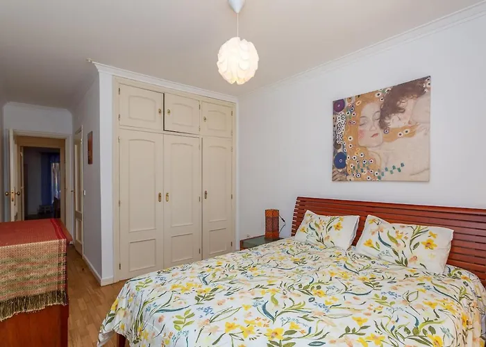 Bright, Spacious 2 Bedroom Near The *