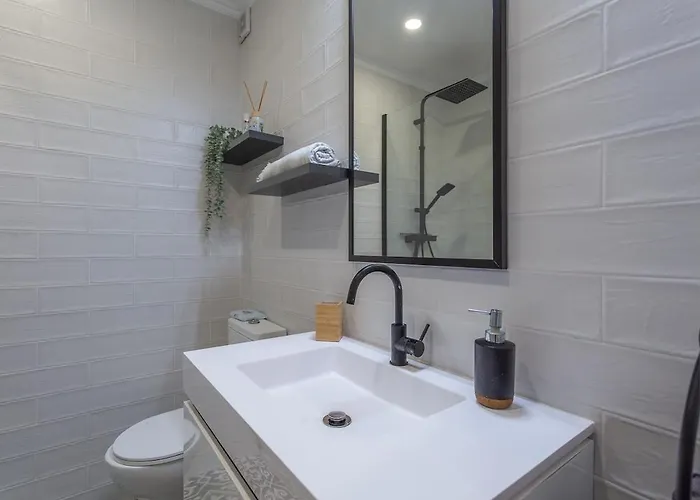 Bright, Spacious 2 Bedroom Near The
