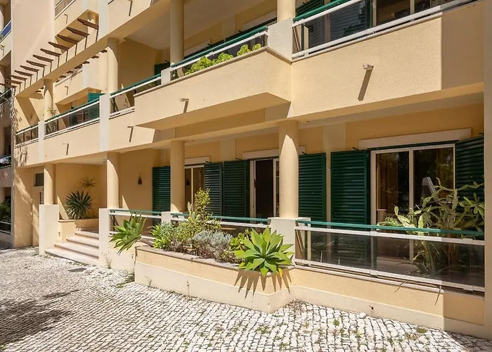 Bright, Spacious 2 Bedroom Near The Parede