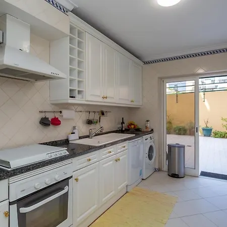 شقة Bright, Spacious 2 Bedroom Near The