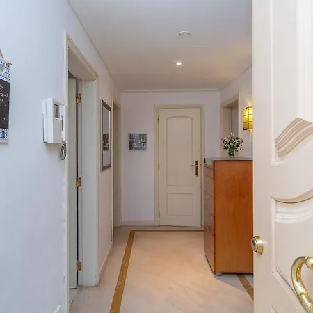 Bright, Spacious 2 Bedroom Near The شقة