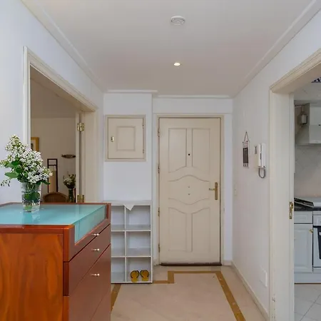 Bright, Spacious 2 Bedroom Near The * Parede
