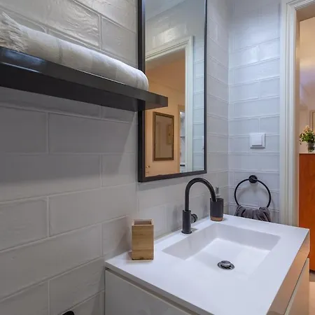 Bright, Spacious 2 Bedroom Near The باريد