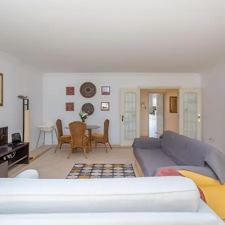 Bright, Spacious 2 Bedroom Near The شقة