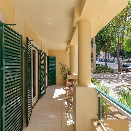 Bright, Spacious 2 Bedroom Near The *