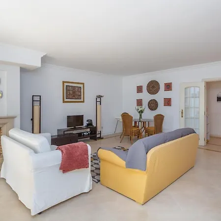 Bright, Spacious 2 Bedroom Near The Appartamento Parede
